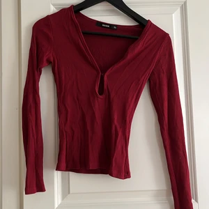 Tröja  - Fint urringad vinröd ribbad tröja i storlek Xs 