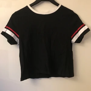 New Yorker svart T-shirt - Säljer denna T-shirt som knappt är använt. Den har två ränder på vardera ärm, en vit och en röd. Hör av dig för fler bilder <3