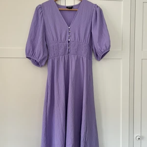 Monki klänning - Jättegullig monki klänning i lila, har bara använt den några gånger och den har inga fläckar eller liknande. ❤️(kom privat för fler bilder)