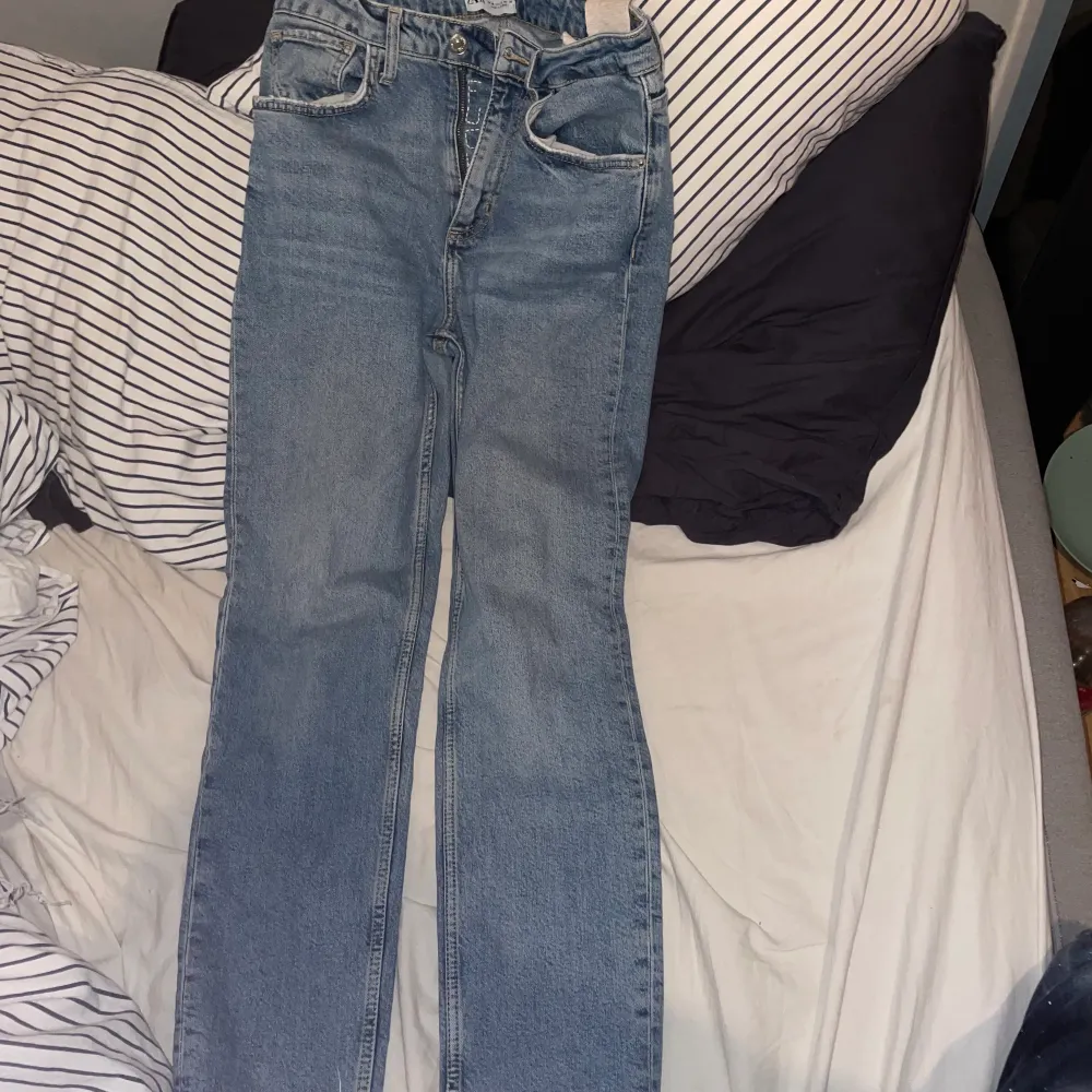 Fina byxor som inte passar länge! Sitter lite tajt i lår o blir större där nere från zara . Jeans & Byxor.