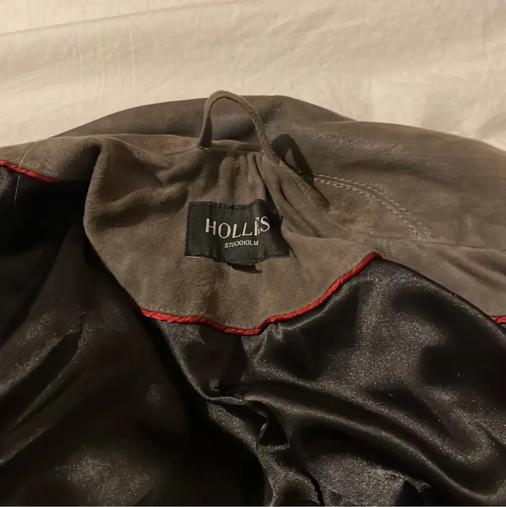 En fin mocka jacka från hollies säljs pga inte kommer till användning använt cirka 3 gånger. Bra skick. Nypris 3499kr. . Jeans & Byxor.