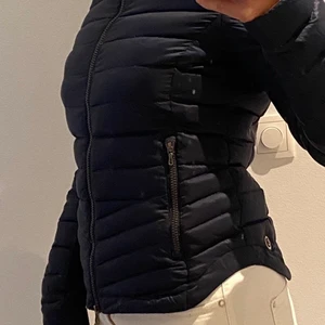 Colomar jacka - Superfin lättviksjacka från colomar i mörkblå! St 34/36 Litet hål i fodret som man lätt kan sy.( Syns inte) nypris 4000kr priset nu 700kr 