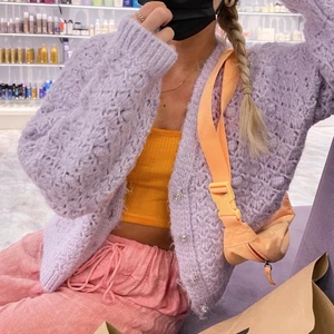 Mysig kofta från Mango - Superskönt kofta i pastell-lila med ”diamantknappar”. Strl L men jätteliten i strl (köpt i Spanien).