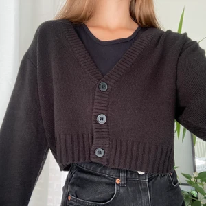 Gullig kofta - Super söt svart kofta🤍 perfekt att ha över en klänning eller något liten topp nu till sommaren! Skicka privat vid frågor eller intresse☁️