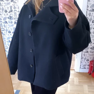 Dagmar jacka  - Säljer min perfekta jacka ifrån Dagmar! Den är i super bra skick, och passar perfekt till allting. Jackan är i storlek 40 men jag är 160 och den sitter oversized på mig. ❤️