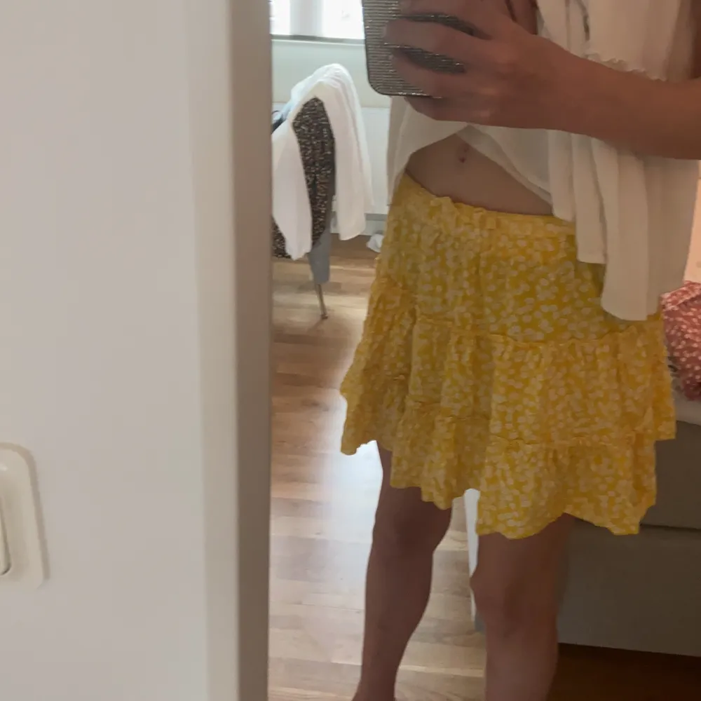 Säljer denna gula blommiga kjolen i storlek XS köptes förra sommaren men har inga skador 💗. Kjolar.