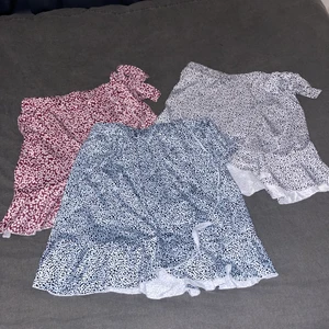 Kjol - Tre stycken kjolar från shein i samma modell. Jätte fina men kommer inte till användning. Den blåa är i storlek M och de andra två är i storlek S. Säljer dem för 40kr/st och alla för 100kr. DEN RÖDA OCH VITA ÄR SÅLDA! Den blåa tar jag för 40kr nu
