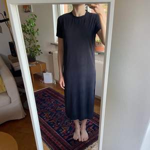 Långklänning i svart/mörkgrå från Monki. Jag är 170cm. Passar nog bättre om kortare, men jag har mer använt den som en klänning i någonslags mellanlängd. Så funkar ju vilket som! Tunn och perfekt sommarklänning!                Använd men i bra skick.