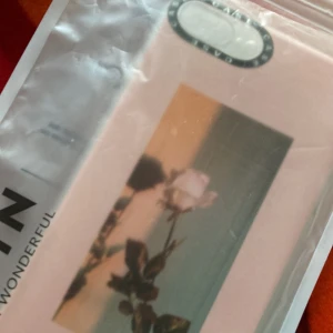 En iPhone skal från SHEIN 7 plus och 8 - En iPhone skal för iPhone 7 Plus och 8. Aldrig använt den it ens rörd. Den har bara legat hemma utan användning. Jätte fin om man skulle ha frågat mig.