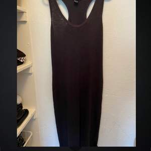 Lång tight svart klänning från H&M i stl S men passar M också. Vid leverans tillkommer frakt kostnad.