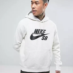 Ljus grå Nike SB hoodie - Säljer då den är för liten för mig.