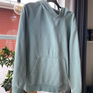 Hoodie från H&M  - En mintgrön/turkos hoodie från hm💎 Stl 158/164 men sitter som en Small. Skönt material inuti. Köparen står för frakten 📦 