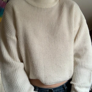 stickad tröja  - stickad tröja från H&M, storlek L men ganska croppad!