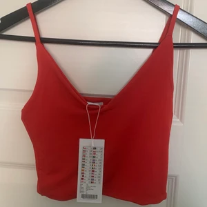 rött linne - bara testad och prislappen är fortfarande på, från new yorker :) säljer då den är för liten för mig