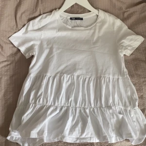 Topp - En topp med volang ner till