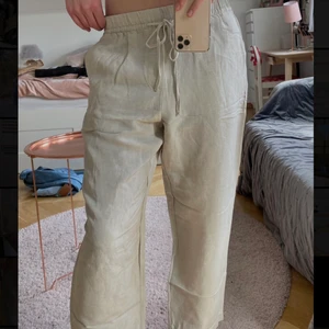 Hm linnebyxor - Beiga linnebyxor från hm. Oanvända, då de var för korta enligt mig. Jag är 165 som referens, och jag skulle säga att de passar någon som är kortare än det. Men det beror ju på hur man vill att de ska sitta. Storlek M. Köpare betalar frakt