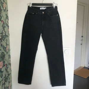 & Other stories jeans - Så sjukt fina jeans i mörkgrå/svart från &Other stories som tyvärr blivit för små för mig💕