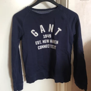GANT tröja marinblå - Marinblå GANT tröja köpt på kidsbrandstore. Använd 3 ggr, bra skick. Storlek 158/164 - 13/14 år men passar XS/S