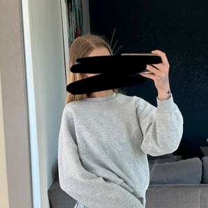 Sweatshirt  - En grå sweatshirt från Gina tricot i str S. Fint skick och säljer eftersom den inte kommer till användning längre. 80kr