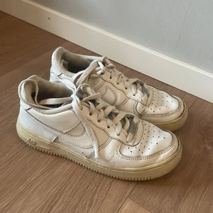 Nike Air Force 1 - Dessa är väl använda och sulan har gulnat men kan enkelt tas bort med diskmedel. 