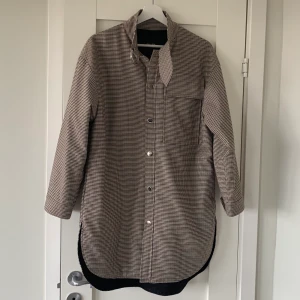 Jacka från Maje - Superfin jacka från Maje! Strl 2 vilken jag bedömer motsvarar S, men passar XS-M beroende på hur man vill att jackan sitter. Köpt i USA, nypris runt 4000-5000kr.