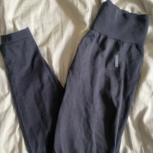 Gymshark tights - Nästan helt oanvända gymsharktights i S! As snygga och stretchiga. Råkade beställa två för en månad sen därav är de knappt använda