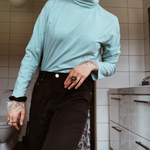 Ljusblå polotröja - Ljusblå polotröja som mitt dumma ex köpte till mig så jag vill inte ha den, men den är i bra skick!