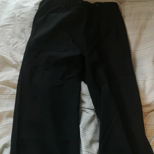 Mjuka weekday byxor - Väldigt lösa. Mjukt material. Snören i midjan