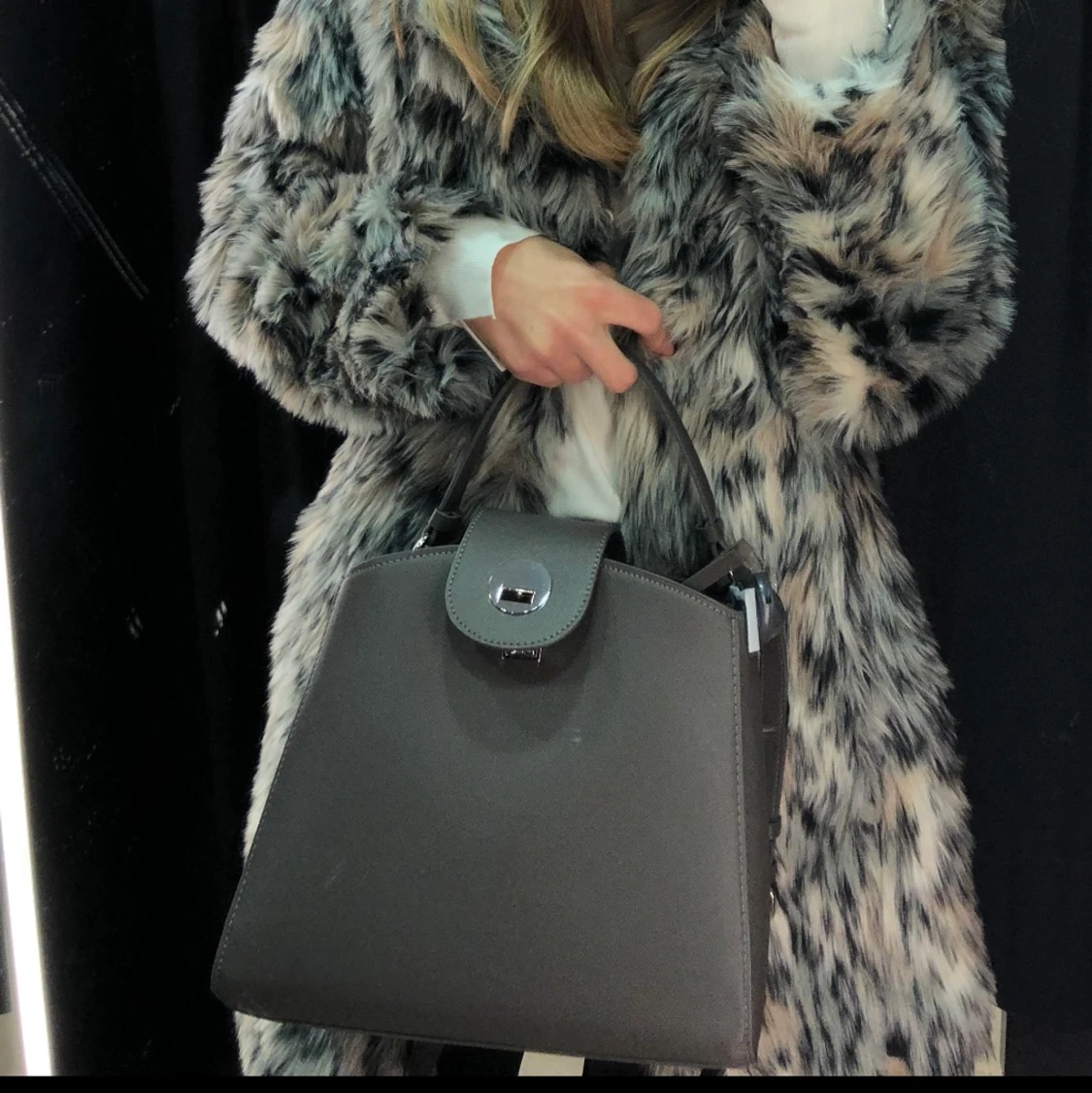 Grå klassisk väska 