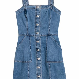 Jeans klänning - Jeans klänning, ganska kort. Använd någon gång men knappt, är i mycket bra skick. Frakt kan ändras 