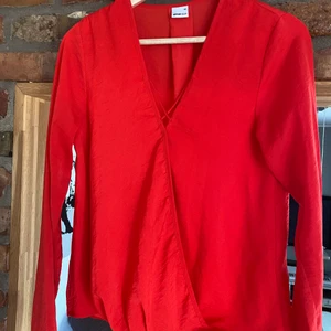 Blus stl:34 - Blus från Gina Tricot stl:34. Köparen betalar frakten.