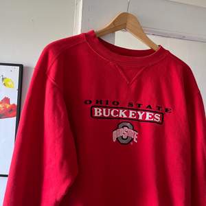 En röd vintage ohio state buckeyes sweatshirt. Jätte bra skick utan något slitage. Skriv för fler bilder eller funderingar om tröjan:)