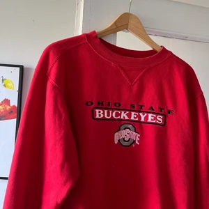 Röd Ohio State Buckeyes sweatshirt  - En röd vintage ohio state buckeyes sweatshirt. Jätte bra skick utan något slitage. Skriv för fler bilder eller funderingar om tröjan:)