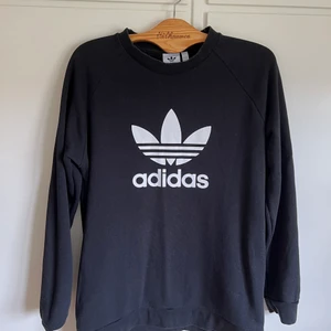 Adidas sweatshirt  - Adidaströja med stort tryck. Storlek L, använd ett flertal gånger. 