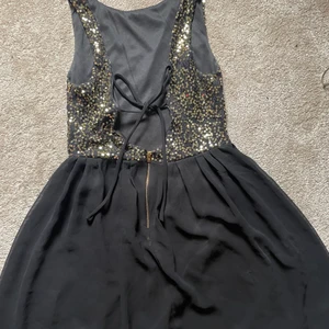 Glitterklänning - Svart klänning med paljetter, storlek XS. 