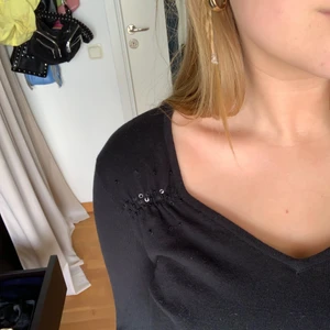 Tröja - Jättefin tröja med fin urringning med paljett-detaljer. Köpt secondhand 