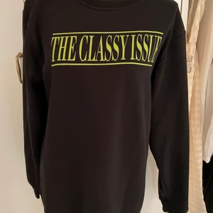 Oversize hoddie - En stor hoddie svart hoddie med text väldigt skönt material och funkar till allt!! Aldrig använd endast testad, inga defekter💕💗 köpare satte för frakt