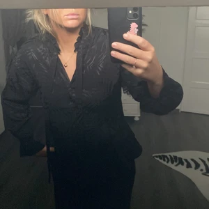 Topp från zara - Söt topp från zara i zebra mönster i silke. 