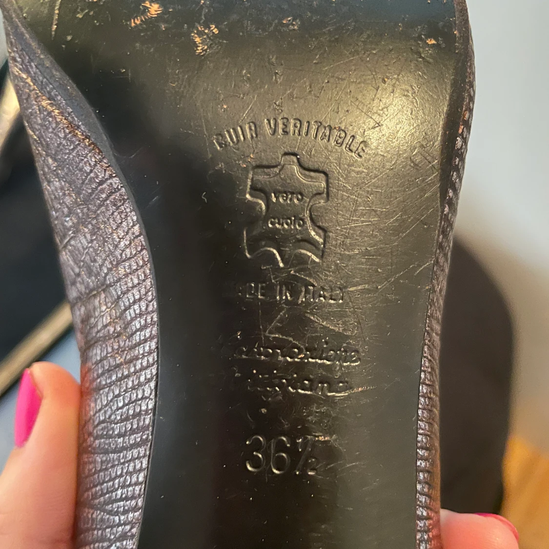 Silvriga skin klackar  - 91