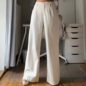 Vida kostymbyxor  - Helt nya vida märkesbyxor i ljus bomull, PERFEKTA för sommaren!🌸✨ Dom är långa och viker sig snyggt över skorna, och sitter så fint i midjan. Passar ca stl M/38/40.