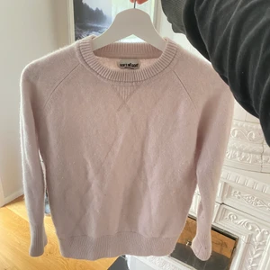 Soft goat tröja  - Jättefin ljusrosa tröja från Soft goat💕 bra sick men lite nopprig, men de går att få bort med en (nopperkam). Stl M men passar s/xs beroende på hur man vill att den ska sitta. 