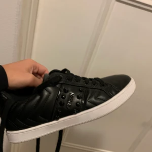 Skor från guess stl 35 - Säljer nu mina skor från guess då de var lite för små när jag fick hem dem. Har dock använt den två ggr, alltså är dem i nyskick🌸 priset är förhandlingsbart   Stl 35  Mvh Vanessa