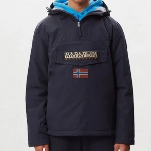 Napapijri jacka size S - Oanvänd Napapijri (size S) rainforestpocket jacka. Lappar finns kvar och kvitto. Köpte i vintras men kom aldrig till andvändning. Nypris 2200kr. Jag säljer för 750kr.