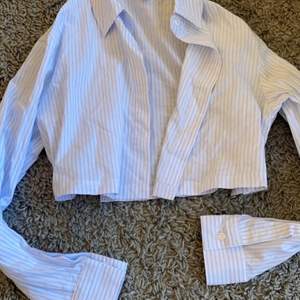 ljusblå o vit randig kort skjorta/kofta, varit använd kanske en gång, passar väldigt bra för sommar