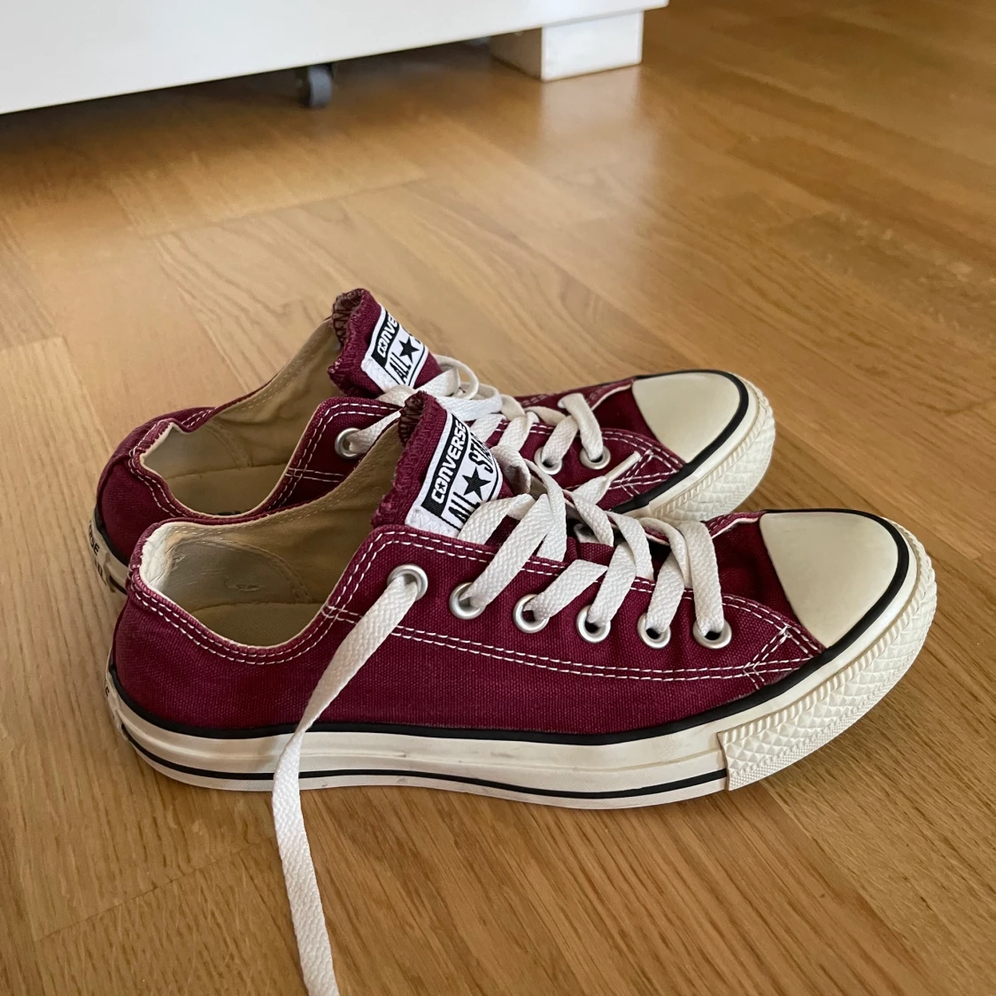 Röda converse skor  - 91