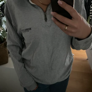 Halfzip sweatshirt - Passar en M som vill ha oversized modell eller en L som vill ha den lite tightare. Supersnygg och vintage!