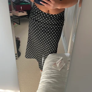 Prickig lång kjol - Säljer denna prickiga långkjol köpt för 3 år sen använd en gån och är i fint skixk!🤍 frakt är ej inräknad!