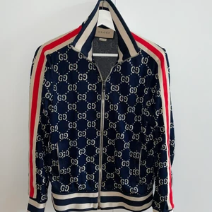 Gucci Jaquard cotton jacket strl.S - Säljer nästan oanvänd Gucci jaquard cotton jacket, Kvittot finns!  Inga spår av användning för den är knappt använd!  Inte riktigt min stil därför säljs den. Slimfit passform passar xs/s men inte medium. Mycket fin passform!