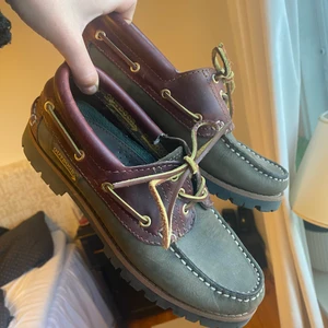 Båtskor  - Säljer dessa coola skor, tror de är nån typ av båtsko men osäker. Säljer pga aldrig användna. Storlek 40, men passar en 39 också. Frakt ingår!