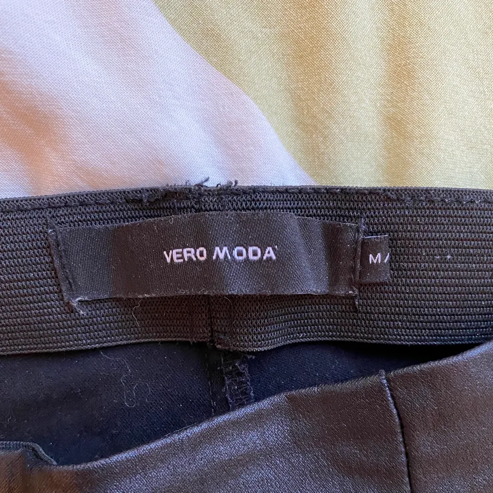 Skinnbyxor i imitation från Vero Moda, storlek 38 men sitter som en 36a.  Smal bootcut med slits längst ner💐💐. Jeans & Byxor.